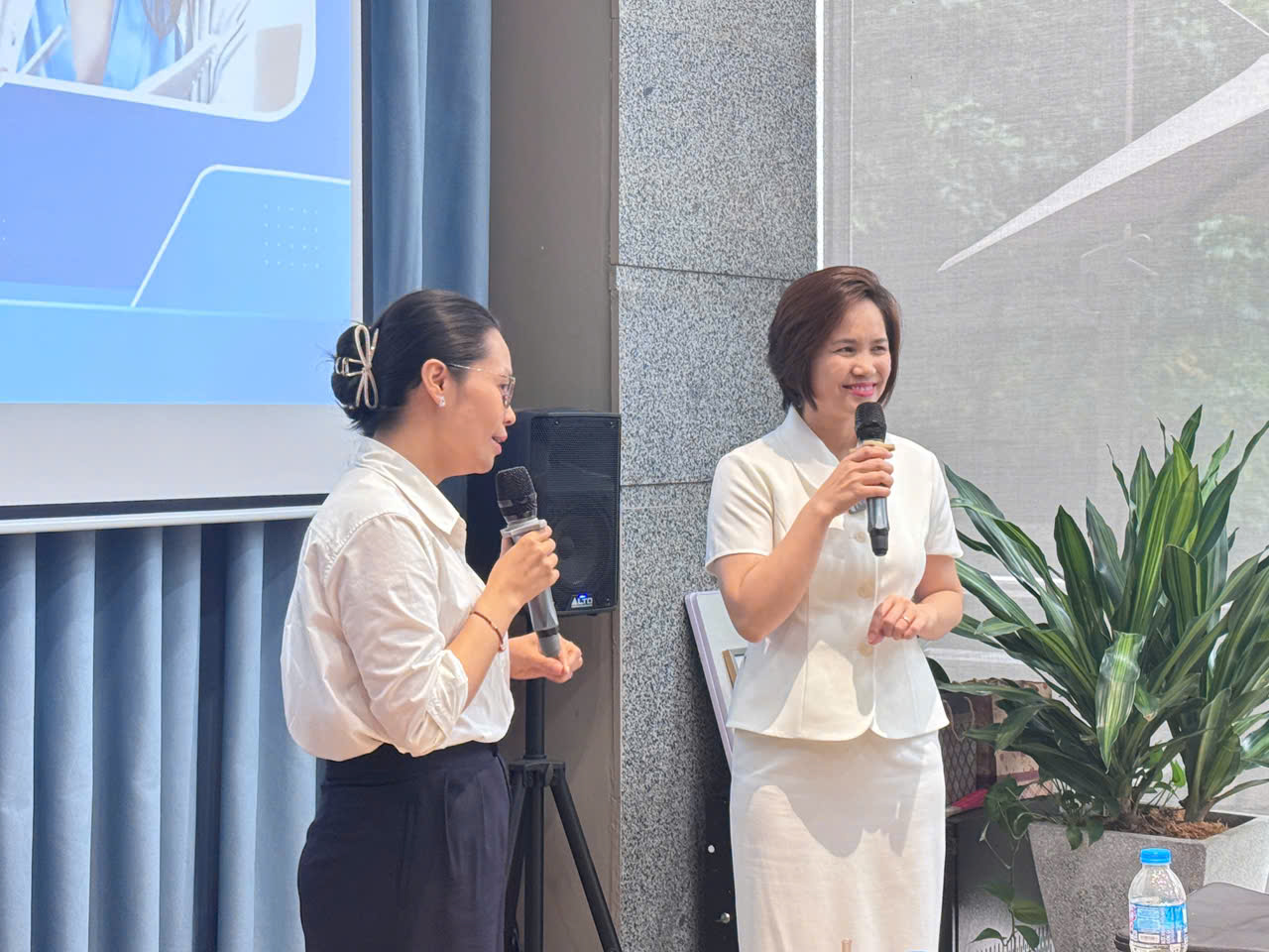 Chủ doanh nghiệp trao đổi bài toán bán hàng cùng chuyên gia Phan Vui
