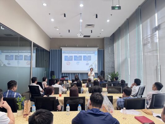 CEO và quản lý tham gia chương trình xây dựng hệ thống bán hàng