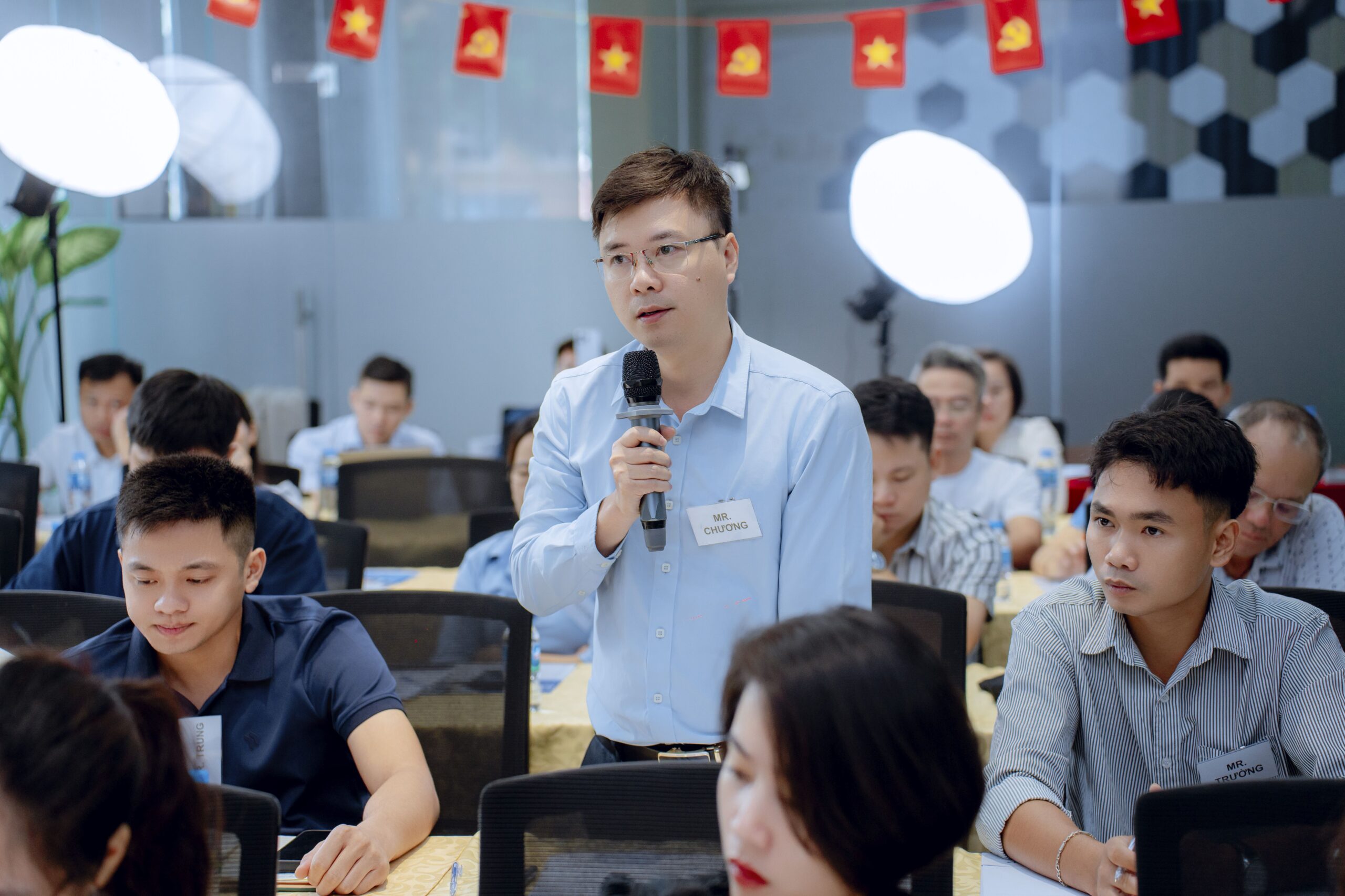 Học viên trao đổi tình huống bán hàng trong phần Q&A tại SALE MASTER 2026