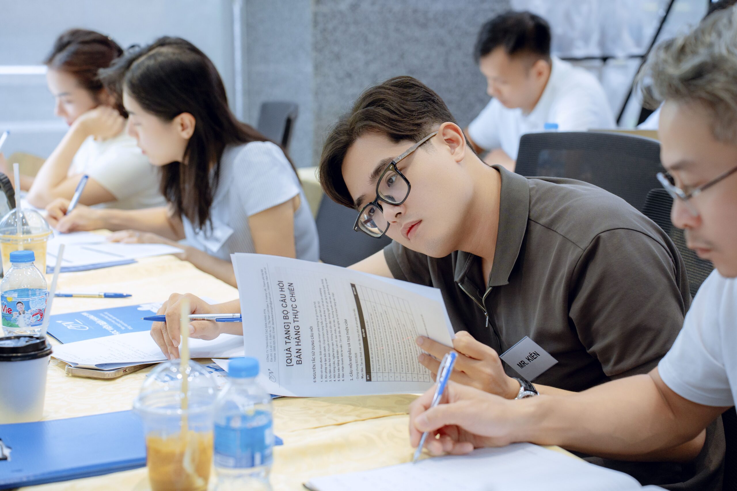 Học viên thực hành và ghi chép tại khóa đào tạo bán hàng SALE MASTER 2026